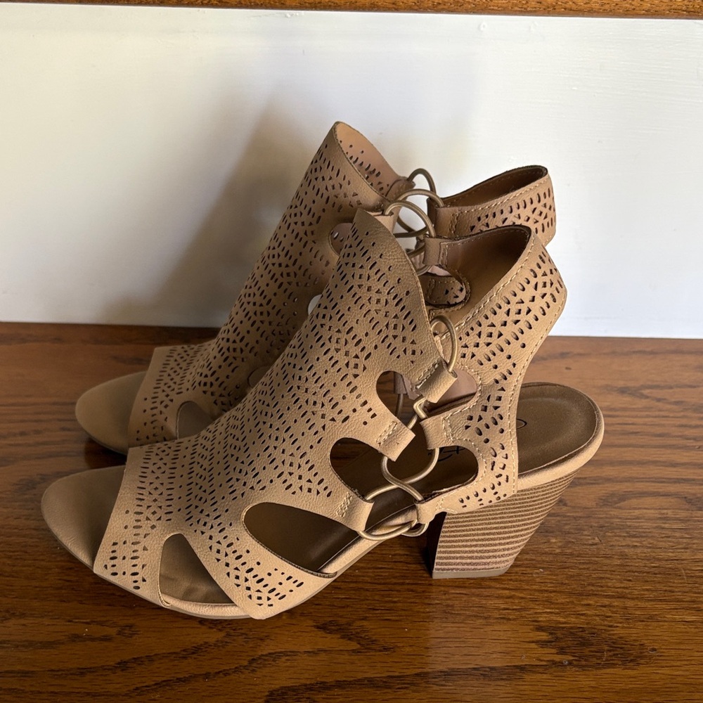 Elegant Tan Cutout Sandals for Women - Picture 2 of 4